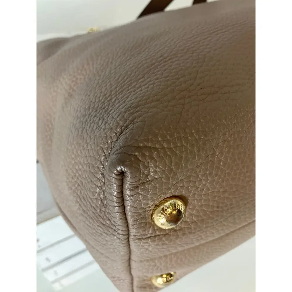 MICHAEL KORS, LARGE TAUPE PEBBLED LEATHER SHOULDER BAG